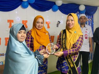 Bunda PAUD Sidrap Dampingi Momen Penamatan Murid TKIT Nurul Uswah