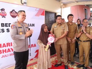 Jelang Hari Bhayangkara ke-79, Kapolres Sidrap Serahkan Hasil Bedah Rumah kepada Warga