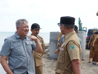 Bupati Pinrang Tegaskan Komitmen Dukung Infrastruktur Pesisir, Tinjau Langsung Proyek Rehabilitasi Jalan dan Tanggul Abrasi