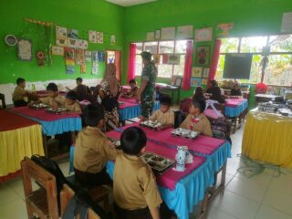 Babinsa Kodim 1420/Sidrap Mendampingi dan Monitoring Distribusi Makan Bergizi Gratis ke Puluhan Sekolah di Wilayah Binaan