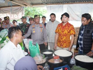 Bupati bersama Wakil Bupati Enrekang dan unsur Forkopimda, melakukan pemantauan harga beras di Pasar Sentral Enrekang.