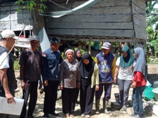 Lansia dan janda  tinggal sendiri di gubuk mau roboh,  dapat bantuan bedah rumah dari BAZNAS Enrekang .