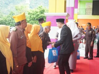 Bupati Enrekang Salurkan bantuan dari Baznas Berupa bingkisan Paket Sembako kepada  para Veteran .