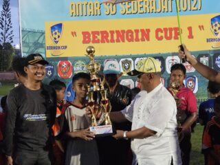Turnamen Sepak Bola Mini Beringin Cup Wakil Bupati Wajo, dr. Baso Rahmanuddin, Resmi Ditutup Di Kecamatan Majauleng, Kabupaten Wajo,