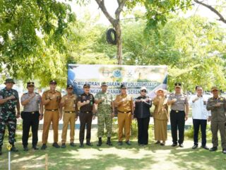 Pemkab Wajo Gaungkan Revolusi Hijau, Tanam Pohon Serentak di 16 Kelurahan.