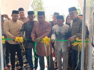 Mewakili Bupati Pinrang, Asisten Ekonomi dan Pembangunan Resmikan Mushollah Nurul Mantasapi Cacabala