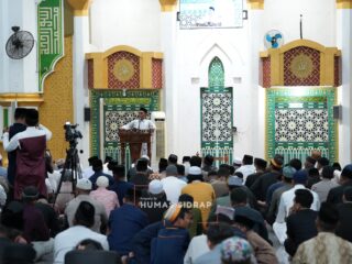 Tarawih Perdana di Masjid Agung, Bupati Ajak Warga Terus Dukung Program Pemerintah