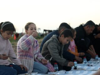 Alhamdulillah, Ratusan Warga Gaza Selatan Nikmati Santap Iftar dari Donatur Indonesia