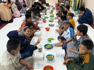 FMB dan Relawan Kemanusiaan AMCF  Buka Bersama Puluhan Muallaf,  Bentuk Kepedulian Sesama di Bulan Ramadan