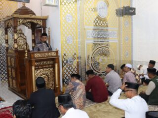 Bupati Syaharuddin Sampaikan Pesan Zakat dan Sedekah saat Tarawih di Pitu Riawa