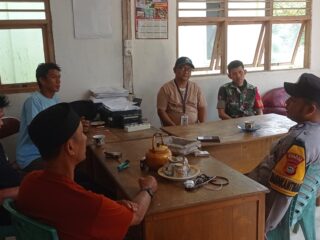 Babinsa dan Bhabinkamtibmas Komsos Bersama Aparat Desa di Mangkawani