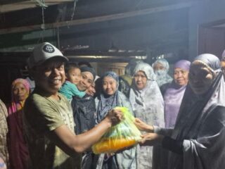 Peduli,  Herlin Waru Salurkan Bantuan Sembako Kepada  Muallaf Sidrap