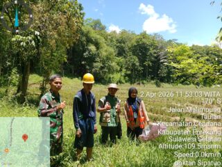 Dukung Ketahanan Pangan, Babinsa Koramil 02/Enrekang Dampingi Tim supervisor Tinjau Lahan Non Rawa.