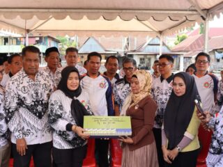 Wakil Bupati Sidrap Serahkan Santunan Rp150 Juta untuk Guru Korban Kebakaran