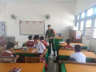 Babinsa Kodim 1420/Sidrap Dukung Program Pemerintah, Laksanakan Pendampingan Penyaluran Makan Bergizi Gratis