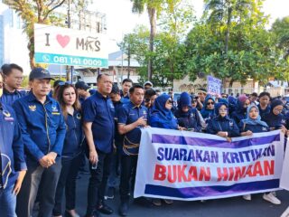 Kader NasDem se - Sulawesi Selatan menggelar aksi unjuk rasa di depan Monumen Mandala, Jalan Jenderal Sudirman,  Makassar,  Kamis, (16/4/2026) sore.