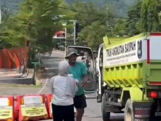 Sweet Seventeen yang Bermakna: Siswi SMAN 2 Enrekang Rayakan Ultah dengan Berbagi Nasi Kotak