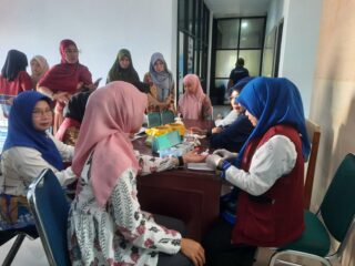 Lobi Diskominfo Sidrap 'Disulap' Jadi Ruang Periksa, Puluhan ASN Antusias Cek Kesehatan