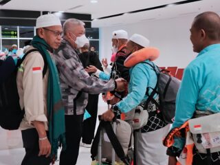 Bupati Irwan Sambut Langsung 386 Jamaah Haji Pinrang, Kloter 8 Tiba dengan Selamat di Tanah Air