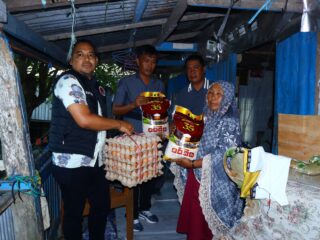 Wujud Peduli, Polres Sidrap Kembali Salurkan Bantuan Sembako Kepada Warganya