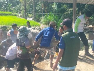 Ratusan Warga Desa Tana Toro Sidrap, Tumpah Ruah, Bergandengan Tangan Bersama TNI Membangun Jembatan Merah Putih
