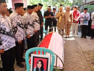 Wabup Nurkanaah Lepas Jenazah Guru MTsN 2 Pangkajene, Kenang Pengabdian Almarhumah