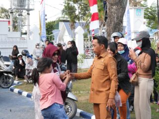 Gerak Jalan SD di Maritengngae Meriah, Bupati dan Ketua TP PKK Terima Penghormatan Peserta