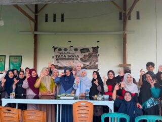 KKN UMS Rappang Latih Ibu-ibu PKK Desa Mario Bikin Brownies Kukus untuk Dikembangkan Jadi Produk UMKM