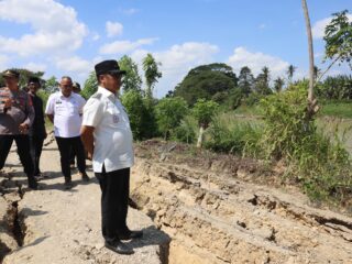 Bupati Wajo Meninjau Lokasi Tanah Longsor Di Desa Watampanua, Kecamatan Pammana, Kabupaten Wajo.