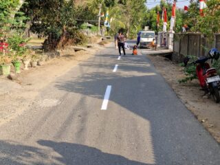 Satlantas Polres Enrekang Buat Zebra Cross Di Depan SDN Penja