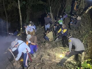 Gerak Cepat, Bhabinkamtibmas Polsek Baraka Bersama Warga Padamkan Kebakaran Hutan