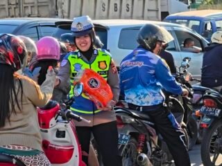 Polantas Sidrap Berbagi Air Minum Sasar Warga Antre BBM