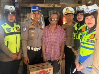 Tebar Kepedulian Jelang HUT ke-71, Sat. Lantas Sidrap Bagikan Sembako ke Penyandang Disabilitas