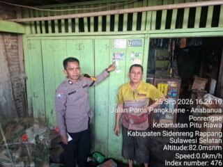 Polres  Sidrap Tempelkan Stiker nomor Kontak Polisi di Rumah warga Cegah Kamtobmas