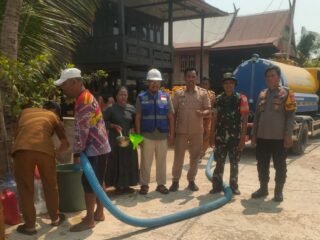 Dua Desa Mulai Mengalami Keterbatasan Air, Pemkab Pinrang Distribusi Air Bersih pada Warga Yang Terdampak.