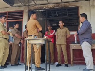 Andi Matjtja, S.Sos Tinjau Langsung UPT SDN 300 Pinrang di Desa Rajang, Kecamatan Lembang yang Terdampak Bencana