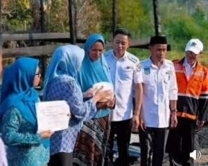 Bupati Enrekang Bersama BAZNAS Salurkan Bantuan untuk Nene Kiki Korban Kebakaran di Desa Mata Allo