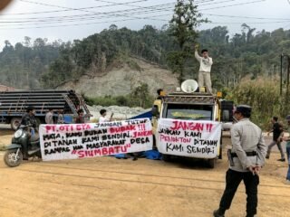 From Perjuangan Ekonomi Siumbatu (FPES) Menggelar Aksi Unjuk Rasa di Depan kantor PT. Oti Eya Abadi / PT. Tri Nusa Persada: