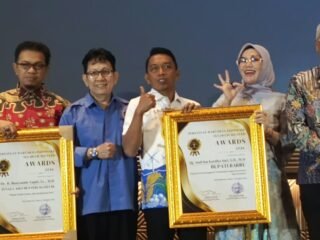 Lantaran dinilai Berhasil Dalam Menjalankan Roda Pemerintahan di Sidrap  Dalam dua Tahun Masa Kepemimpinannya, Bupati Sidrap, Syaharuddin Alrif Mendapat Penghargaan Award dari PWI