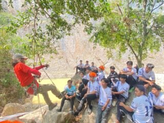 Kuliah Berbasis Lapangan, Mahasiswa Pendidikan Kepelatihan Olahraga UNIMEN Praktek Panjat Tebing di Mandu