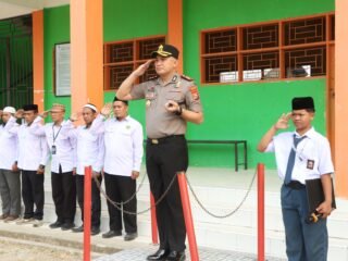 Polisi Peduli Pendidikan, Kapolres Sidrap Pimpin Upacara di Ponpes Al Urwatul Wustqaa